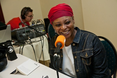 Léonora Miano au micro d'une radio haïtienne